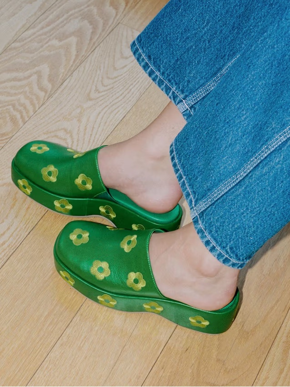 Lisa Says Gah Dakota clog in green daisy!